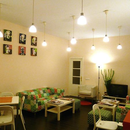 Hostal Goyal Pizarro Madrid Eksteriør billede